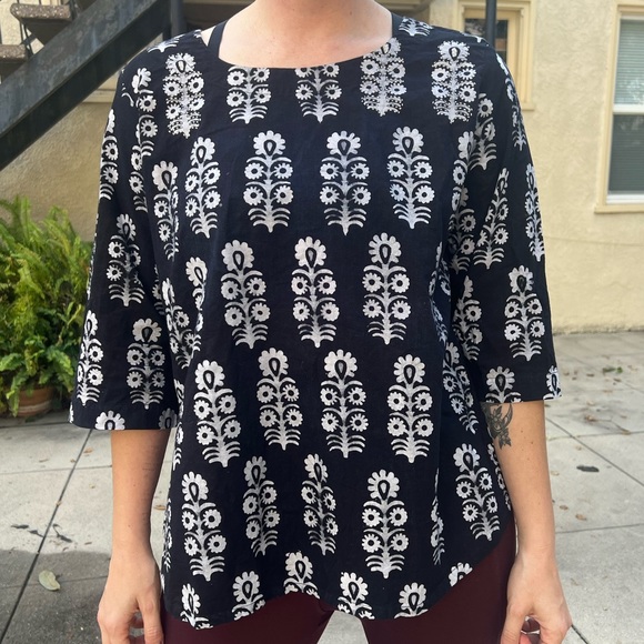 Black and white medium tunic from the artists at MarketPlace Handwork of India. - Picture 2 of 6